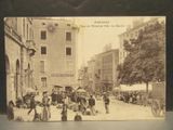 une vieille photo d'une rue animée où des gens marchent