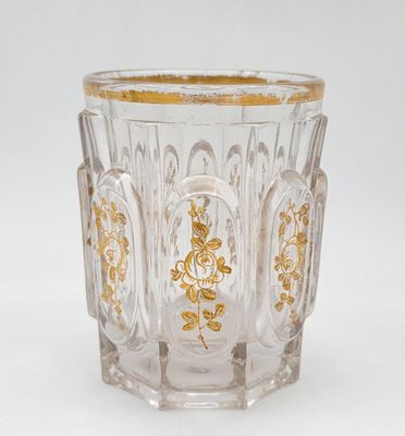 un vase en verre orné d'un motif doré