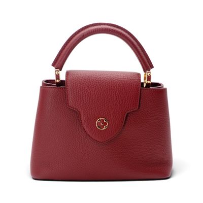 un sac à main rouge sur fond blanc