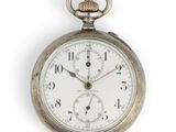 une montre de poche en argent sur fond blanc