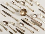un grand nombre de cuillères et de fourchettes disposées en cercle