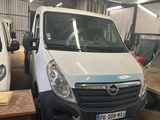 une camionnette blanche garée dans un garage