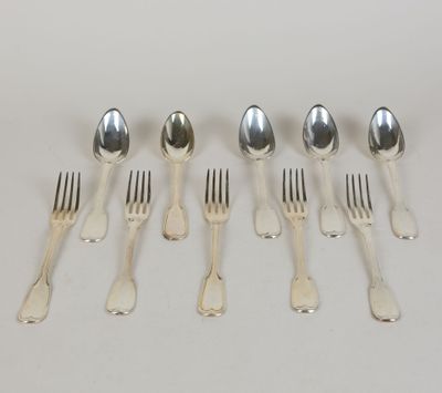 six fourchettes et cuillères sont disposées en ligne sur une surface blanche