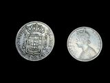 deux pièces d'argent sur fond noir, surmontées d'une couronne