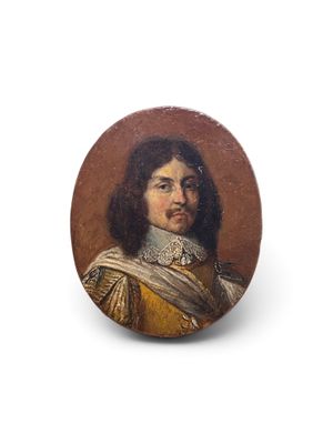 portrait d'un homme vêtu d'une robe dorée à col blanc