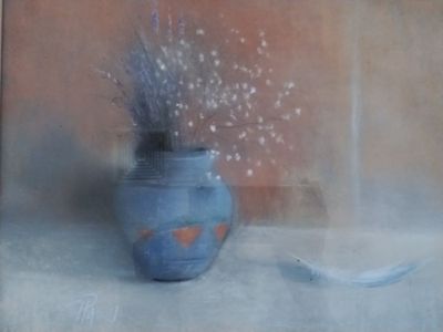 un tableau représentant un vase bleu contenant des fleurs