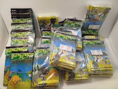 il y a beaucoup de cartes à collectionner Pokémon dans la boîte