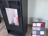 un poêle noir posé dans un coin de la pièce