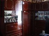 un salon équipé d'une télévision et d'un meuble