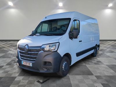 la camionnette blanche est garée sur le sol en damier d'une pièce
