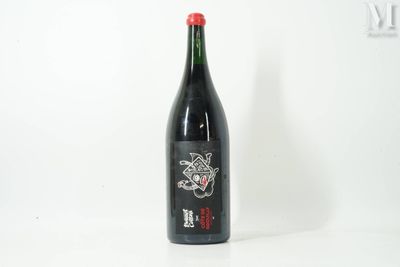 une bouteille de vin rouge posée sur une table blanche