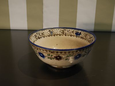 IRAN, Qadjar Bol en faïence à décor de motifs floraux stylis…