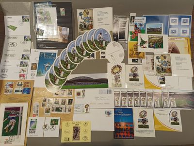 une table sur laquelle sont posés de nombreux timbres et cartes postales