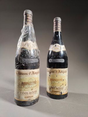 deux bouteilles de vin posées l'une à côté de l'autre sur une table