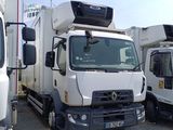 trois camions garés les uns à côté des autres