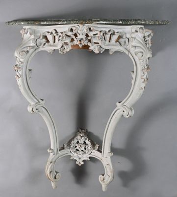 une console ancienne avec un plateau en marbre et des sculptures ouvragées