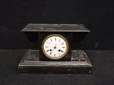 une petite horloge posée sur une table