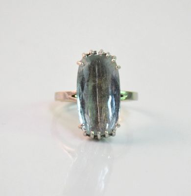 une image d'une bague avec une pierre en topaze bleue