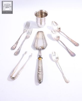 de nombreuses cuillères et fourchettes en argent disposées en cercle
