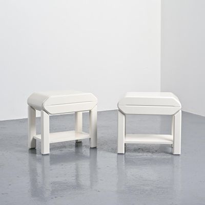 une paire de tabourets blancs dans une pièce blanche aux murs blancs