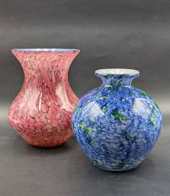 deux vases posés l'un à côté de l'autre sur une table