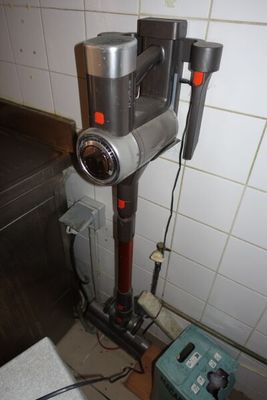 une photo d'une salle de bains avec un aspirateur et un lavabo