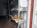 de nombreuses étagères dans un débarras, sur lesquelles sont posées des cartons