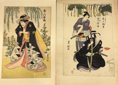 une photo montrant deux femmes asiatiques debout l'une à côté de l'autre