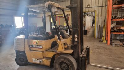 un chariot élévateur à fourche garé dans un entrepôt