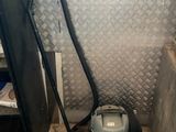 une photo d'une pièce sale dans laquelle se trouve un aspirateur