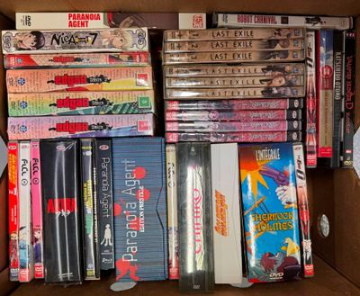beaucoup de dvd dans une boîte sur la table