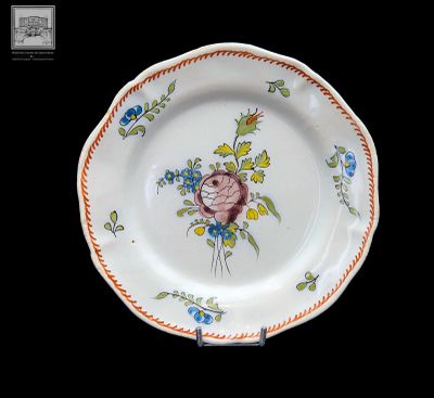 une assiette ornée d'un motif floral sur fond noir