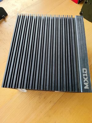 un gros plan d'un ventilateur en métal posé sur une table en bois