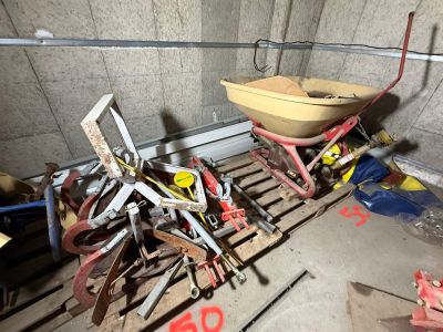 un tas d'outils posé sur une palette dans un garage