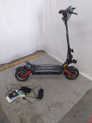 un scooter posé sur le sol à côté d'un mur