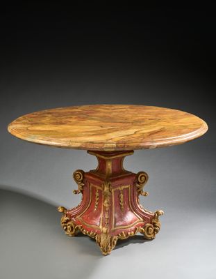 une très belle table d'un style inhabituel, dans le style Louis II