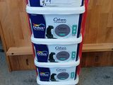 une pile de quatre paquets de papier toilette posée par terre