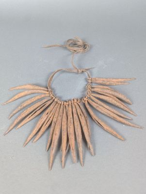 une photo en gros plan d'un collier posé sur une table