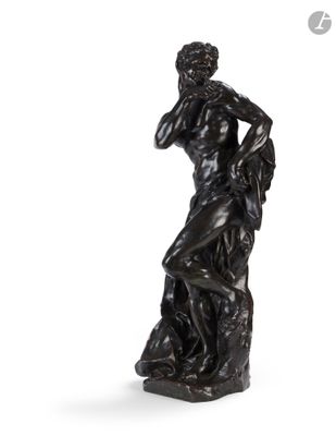 une statue de femme tenant un enfant dans ses bras