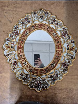 J/ Miroir en résine de style oriental et de forme polylobée …