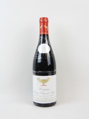 une bouteille de vin posée sur une table
