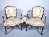 paire de fauteuils français du XIXe siècle en noyer, avec assises rembourrées à motifs floraux