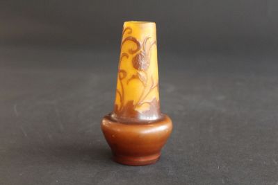 Petit vase conique verre doublé violet sur fond jaune orangé… - Photo 1
