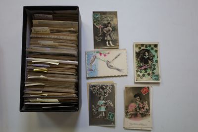 une boîte remplie de vieilles cartes postales posée sur une table