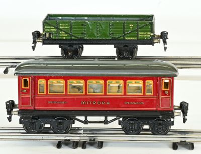 un wagon rouge et vert immobilisé sur les rails