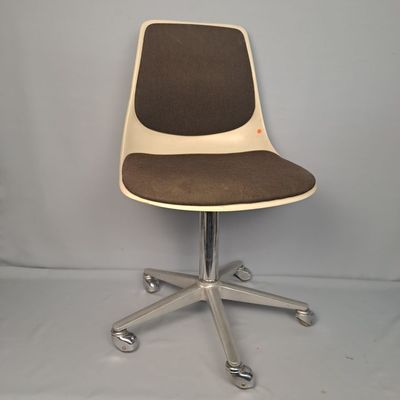 une image représentant une chaise à roulettes sur fond blanc