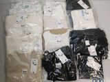 un grand nombre de t-shirts posés sur une table