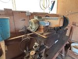 une machine posée sur une table dans une pièce