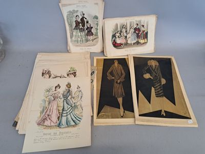 Plusieurs livres anciens sont posés sur une table