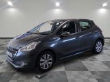 la voiture grise est garée dans le garage sur un sol en damier